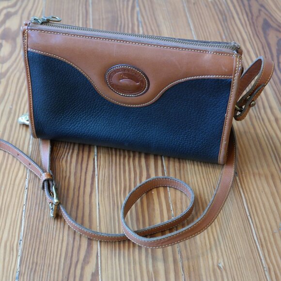 Vintage DOONEY & BOURKE Dark Blue Tan Leather Classic Zip Top Shoulder Bag - Picture 1 of 13